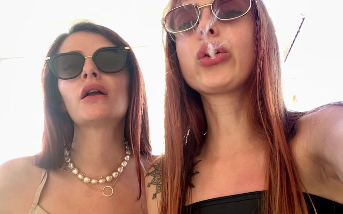 Petite Princesses Femdom: Princesas Kira y Sofi - dominación femenina al aire libre en...