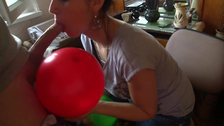 Facial flavor: Une adorable brune lèche le sperme d'un ballon