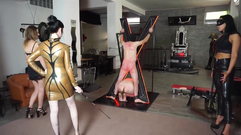 Lady Mesmeratrix Official: Tres chicas dominantes azotando y castigando a sus esclavos