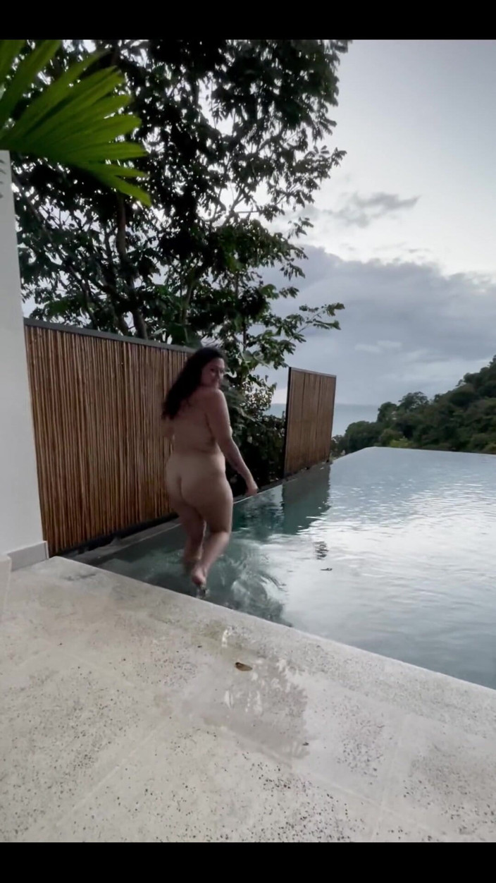 Josie Jaxxon: La magra si immerge e prova fuori in piscina il...