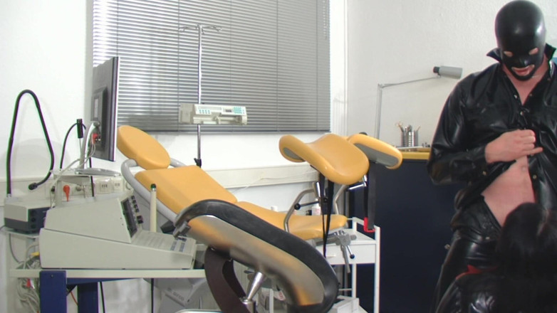 Rubber & Clinic Studio - 1ATOYS: Masturbasi anal dan kencing di mulut di karet