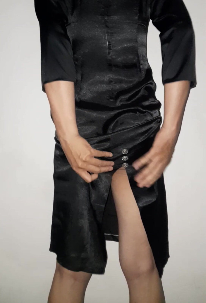 Naomisinka: Asian Crossdresser ubrany w satynową czarną długą sukienkę