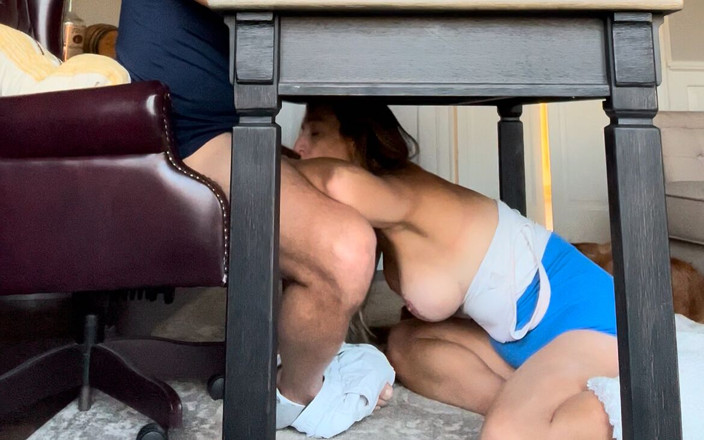PawgWifeandHubby: Une PAWG mariée suce sous le bureau
