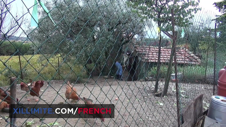 French girls at work: Sexe à la ferme avec une ado sexy