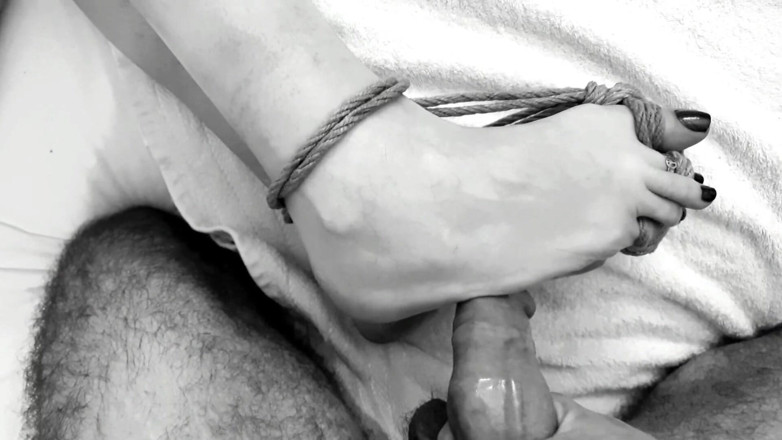 Bdsmlovers91: Kinktober, день 21 - збочення ніг: зв'язані жирні ноги відтрахані - камшот на її маленькі пальці ніг: bdsmlovers91