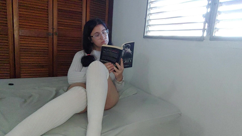 Lilli Hale: Teen liest und masturbiert in ganz weiß