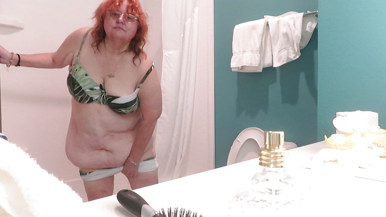 BBW nurse Vicki adventures with friends: Vicki, infirmière BBW, se déshabille du nouvel ensemble de bikini 2...