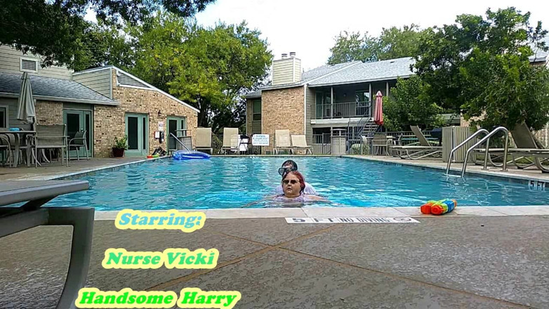 BBW nurse Vicki adventures with friends: Vicki, Infirmière BBW, S’amuse Dans La Piscine Avec Le Beau...