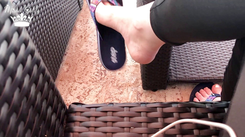 Goddess Misha Goldy: Chanclas colgando al aire libre cerca del lago con uñas...