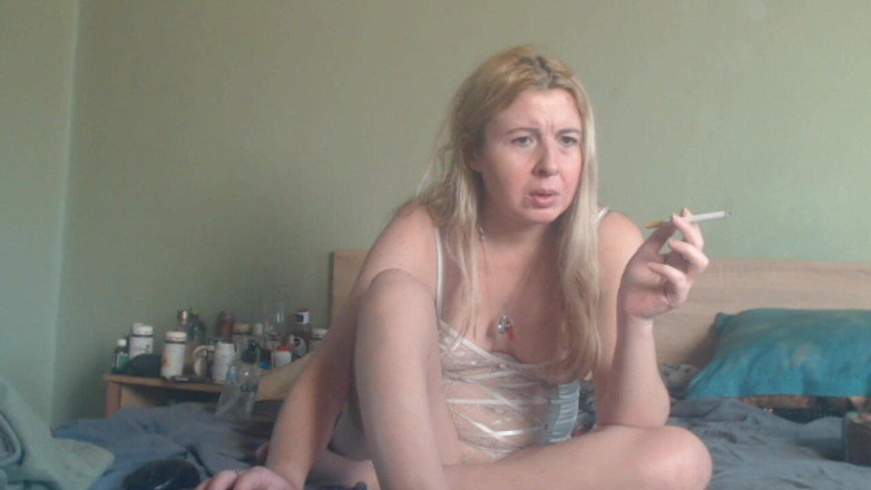 sunshinegoddes: Eenzame babe met een perfect lichaam masturbeert hartstochtelijk met een...