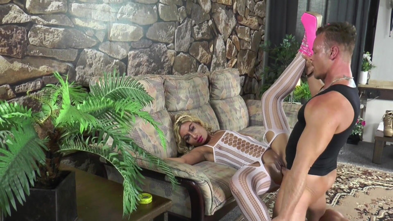 MMV Deutschland Porno: Une blonde sexy vêtue de bas se fait arroser le...