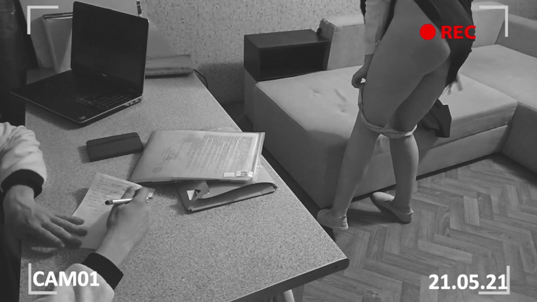 SweetAndFlow: La réalisatrice fesse une étudiante coquine