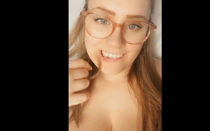 Mira More: In meinem bett mit meinen großen möpsen und meiner kleinen...