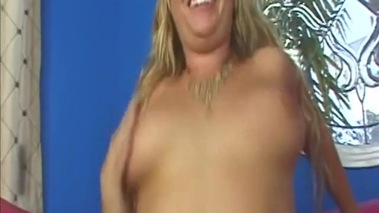 Big Boobs 6 Fucker: Máy bay bà già tóc vàng vú to nuốt chửng...