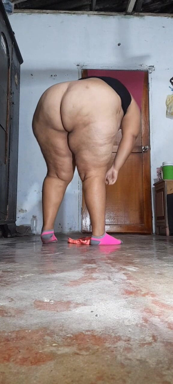 Gordita Culo Rico: Inclinó mis nalgadas hacia la cámara haciendo que mi gran...