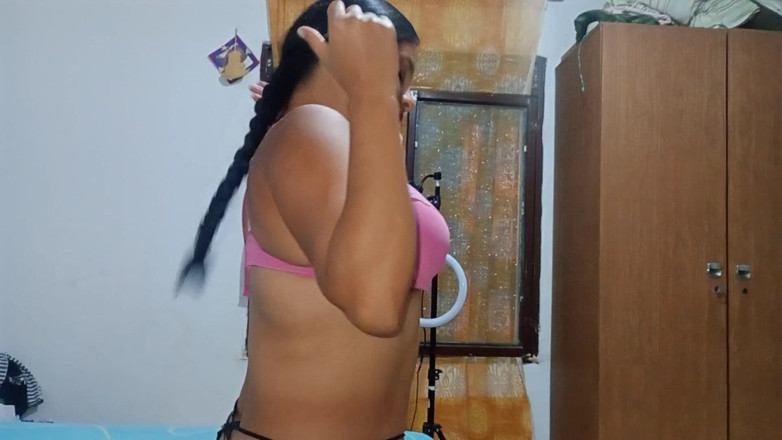 Gilversexy: Teman wanita kawan saya menggoda saya sehingga zakar saya berhenti...