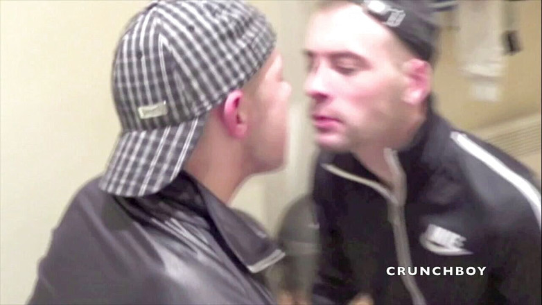 Raw French Bad boys: Dwóch badboyów rucha się w dominacji joggingu