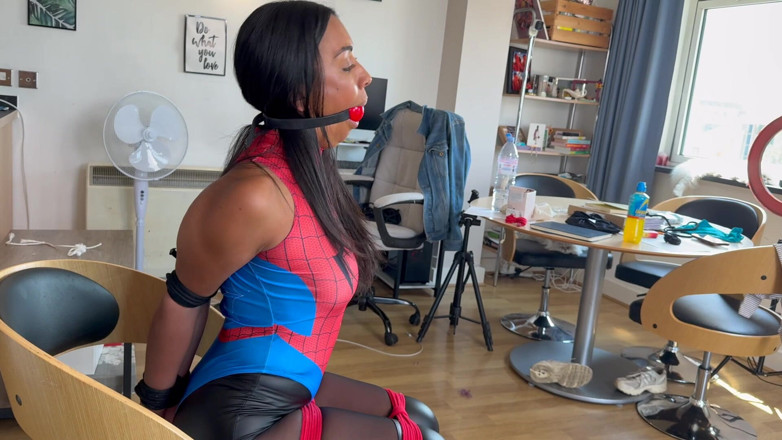 Latina Fetish: Courtney: Застукали в бондаже (HD + за кулисами)