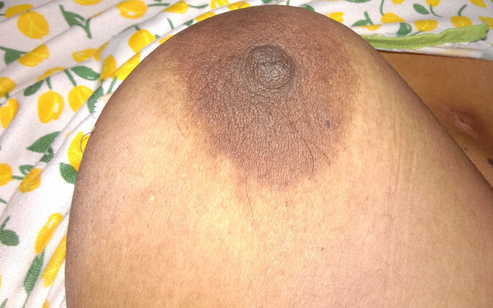 Chathu741: Sri Lanka - nueva chica muestra coño y tetas