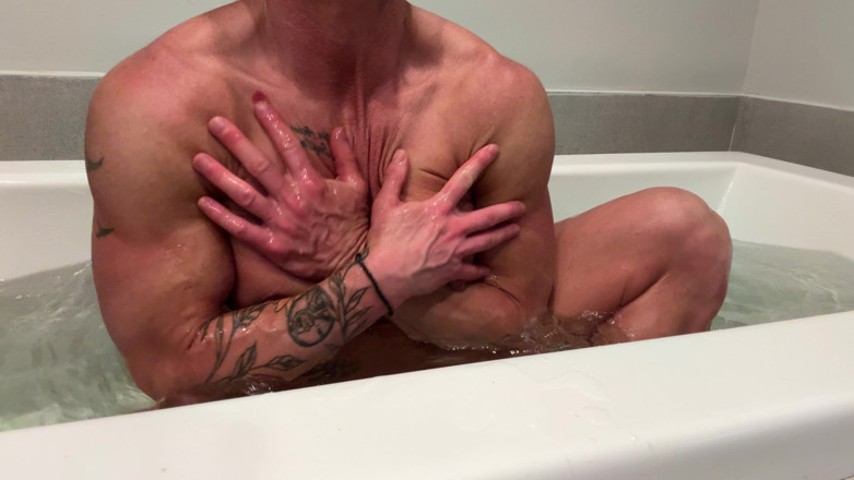 Kandylegsxxx: 肌肉女神用淋浴喷头操她的大阴蒂
