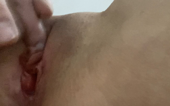 Bored Nastassya: Estudiante se masturba viendo porno y se corre