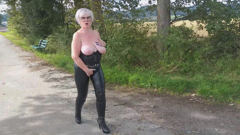 PureVicky66: Nenek jerman dengan toket besar ini lagi sange berat saat...