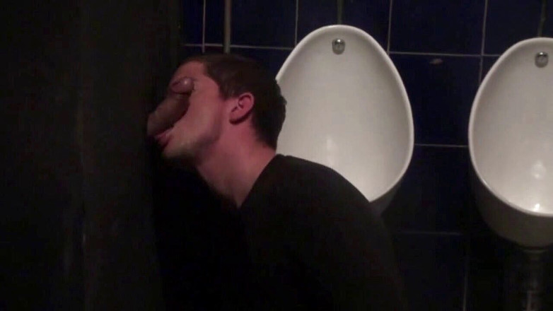 Gaybareback: Dick sukkel op kijkgaten in het toilet