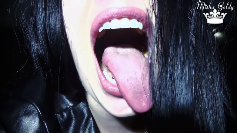 Goddess Misha Goldy: Sperma inuti halsen av sexig häxa och sväljas, fetisch!