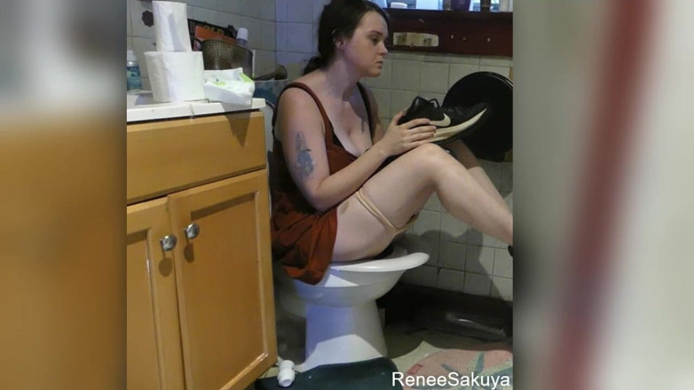 Renee Sakuya: Folosind pantofii mirositori de baie, toaletă înfundată, plonjând-o