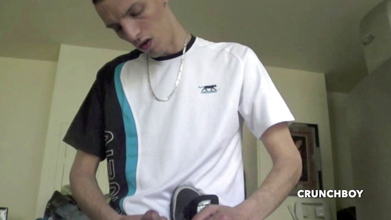 Raw French Bad boys: Aziatische slet geneukt door sportschoenen van badboymeester