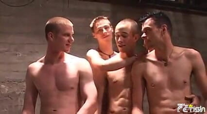 Gay Diaries: Худий хлопець отримує трах в дупу від трьох збуджених чуваків після глибокого мінету