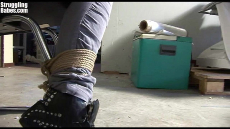 Submissed: Worstelende babe met stoel cleavegagged
