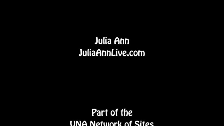 Julia Ann: Julia Ann дрочит свой страпон