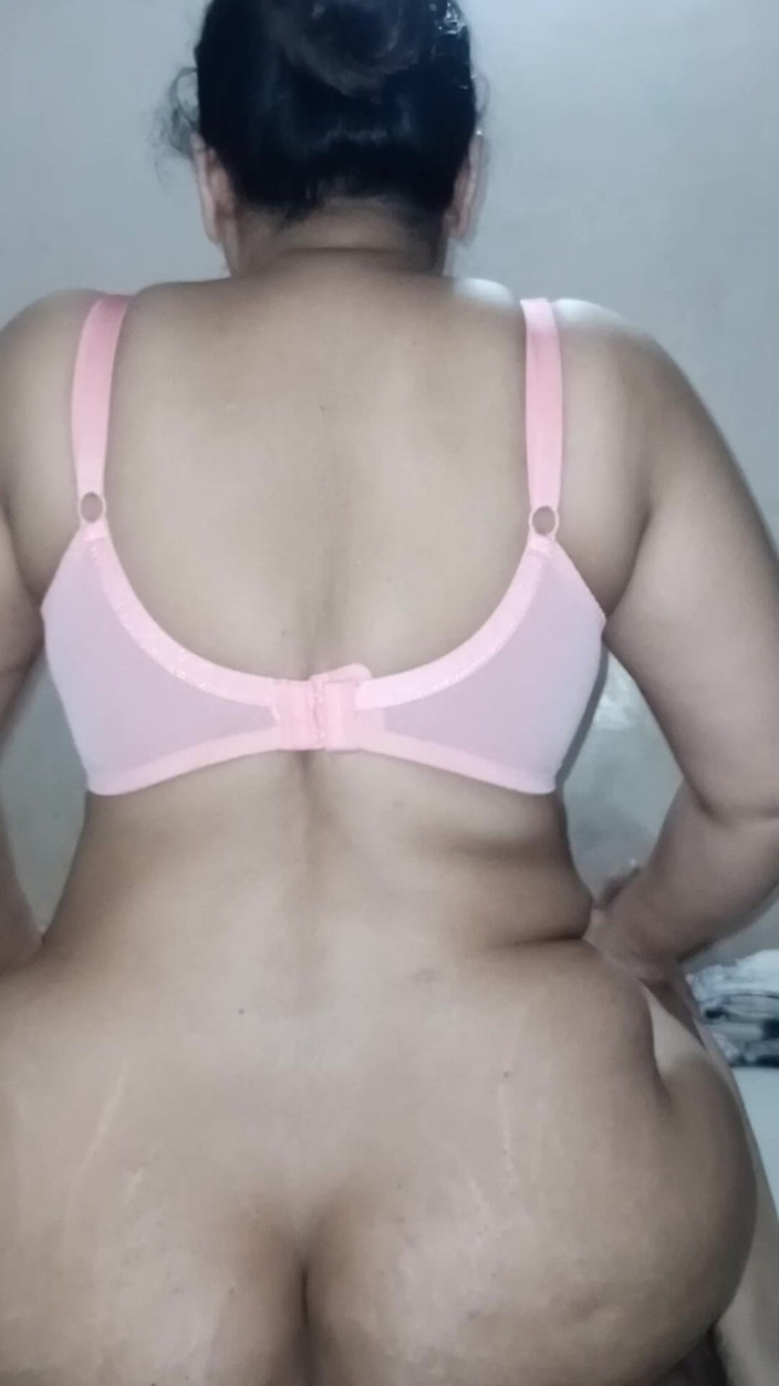 Yasmeen: Ngồi trên đất liền và vui vẻ