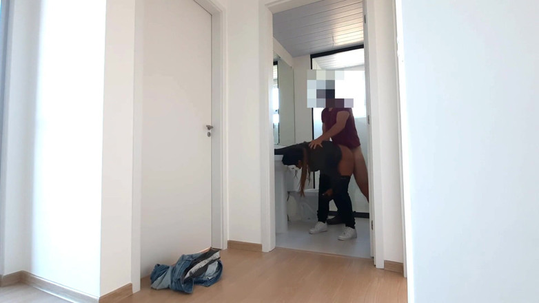 Novinha Insaciavel: Un jeune homme coquin suce une bite dans son appartement...