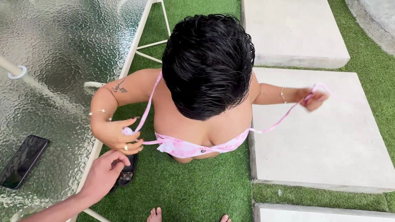 Pipe Boy: 丰满的青少年荡妇在度假村的庭院里与一个大鸡巴陌生人不忠