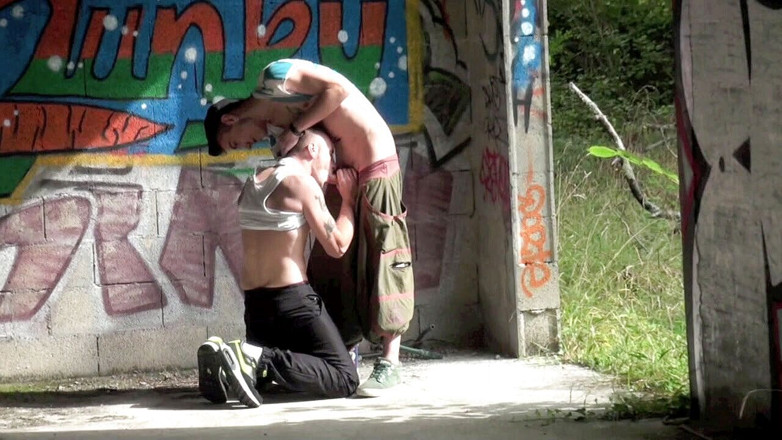 FIRST SEX EXPERIENCE WITH BOY: Yougn gay baisée par un garçon hétéro dans la nature