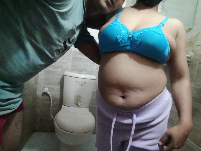BanglaSexy24: Bengalische desi badezimmerfick stiefschwester arsch im badezimmer hart gefickt, komplett...
