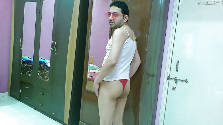 Cute & Nude Crossdresser: Travestit efeminat sexy Femboy Sweet Lollipop într-un chime, tanga, ochelari de...