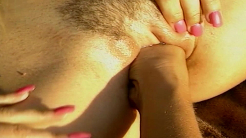 Lesbian Stories: Tetona milf y ébano babe en trío con cinturonga belleza