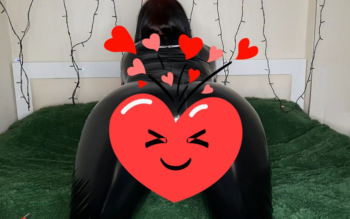 Dominatrix Nika: 검열 없이 아름다운 몸매를 보여주는 Dominatrix Nika