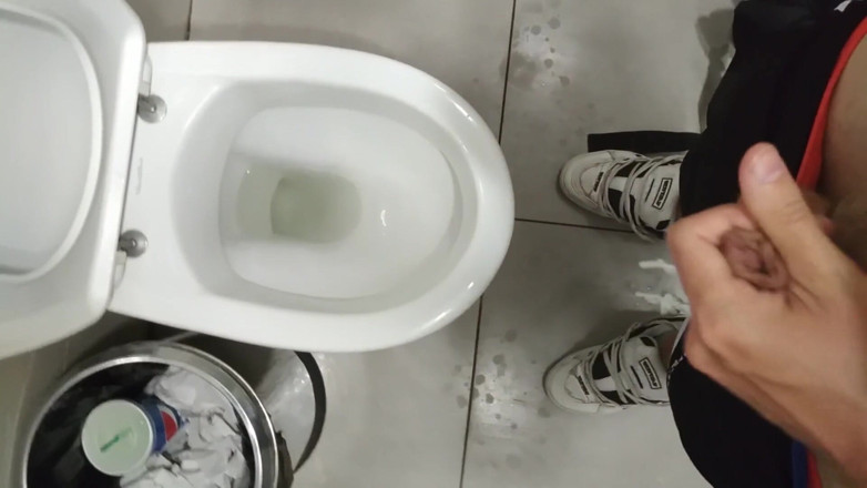 Sneakersmax98: Masturbation in der öffentlichen toilette