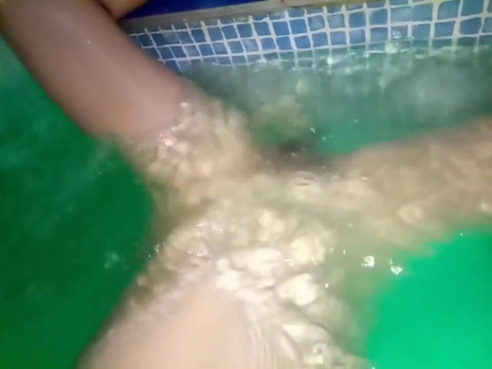 LizAngel: Masturbazione con pressione dell'acqua