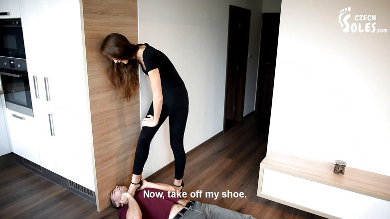 Czech Soles - foot fetish content: सेक्सी क्रियान्वित करने वाली को पैरों से दंडित किया गया