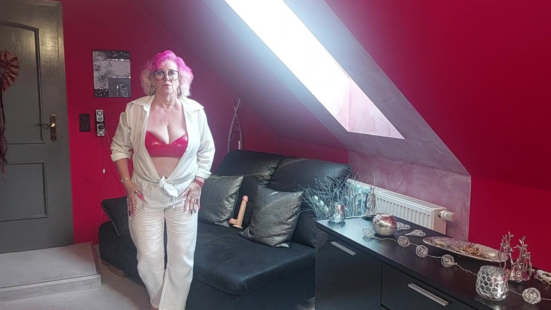 PureVicky66: O curvă matură cu părul roz suge și fute vibratoare uriașe...