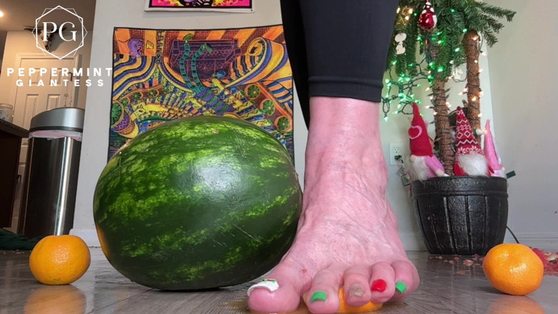 Peppermint Giantess: 67 dev kadın boyutu 16 ağır çekim ayaklar ağır çekim turuncuları eziyor ve...