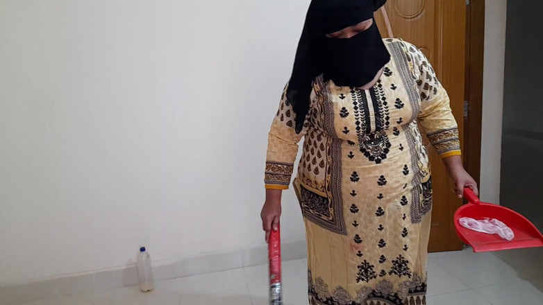 Aria Mia: Servitoare arabă musulmană sexy futută de proprietar