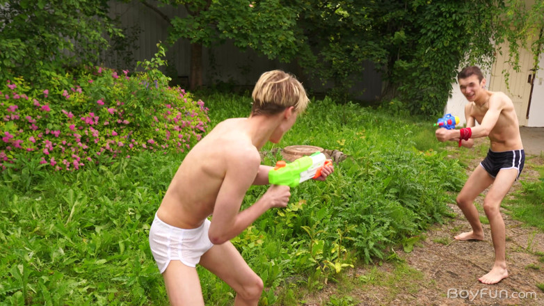 Boyfun: Trio avec une grosse bite sans capote, plein de jumelles