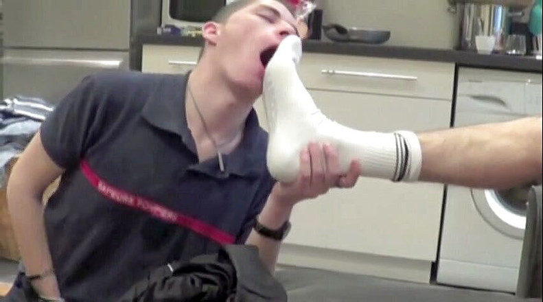 Sneaker gay: 美しいScally男の子積によるマスターにスニーカー