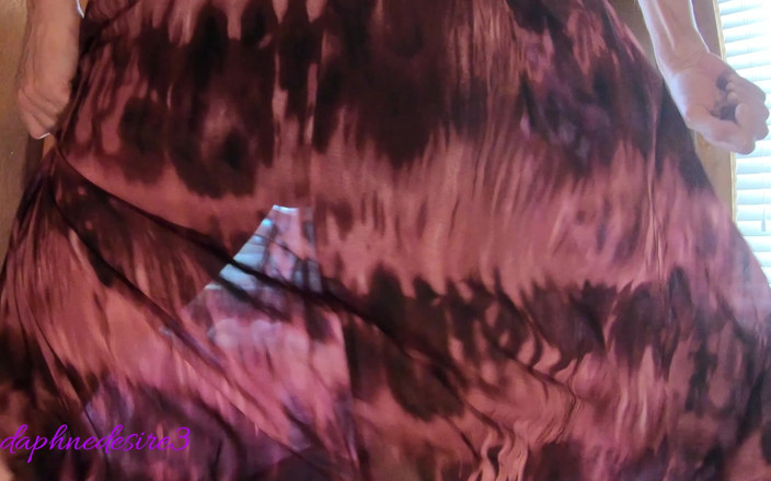 Daphne Desire: 窓辺の陽の光の中でふざけて踊るダフネ